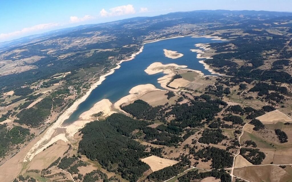le Lac de barrage de Naussac